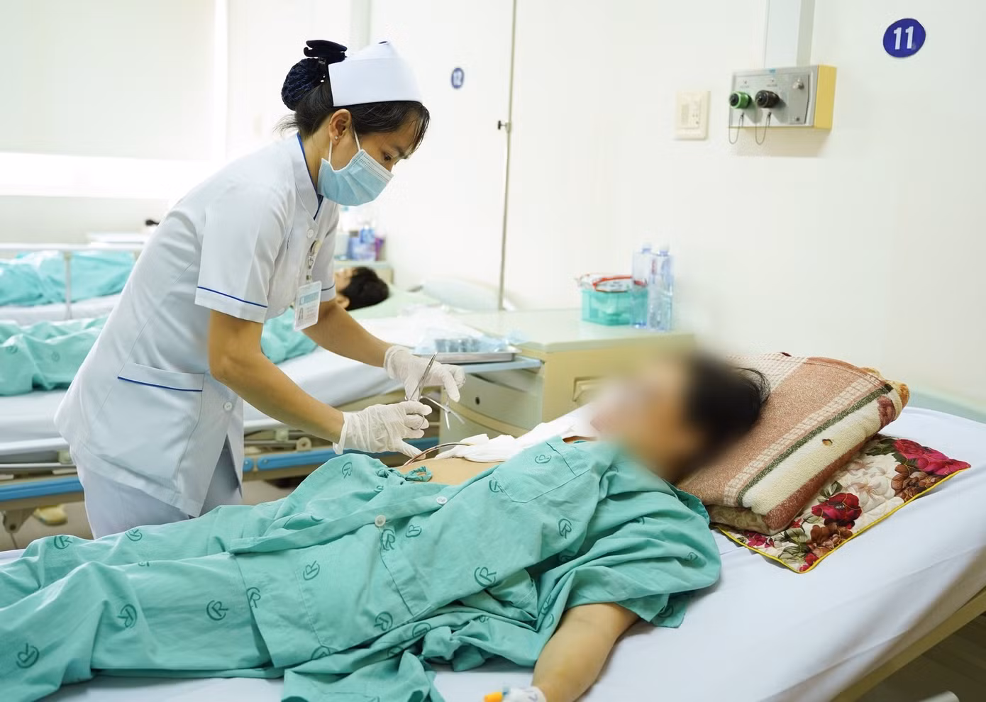Nữ bệnh nhân được chăm sóc tại Bệnh viện Chợ Rẫy sau phẫu thuật khối u vùng ngực bên phải