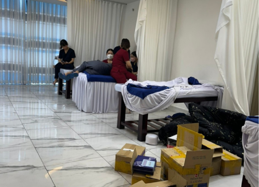 Nhân viên và các dụng cụ, vật tư phục vụ cho kỹ thuật tăng size "cậu nhỏ” tại hộ kinh doanh “UCI INTERNATIONAL”