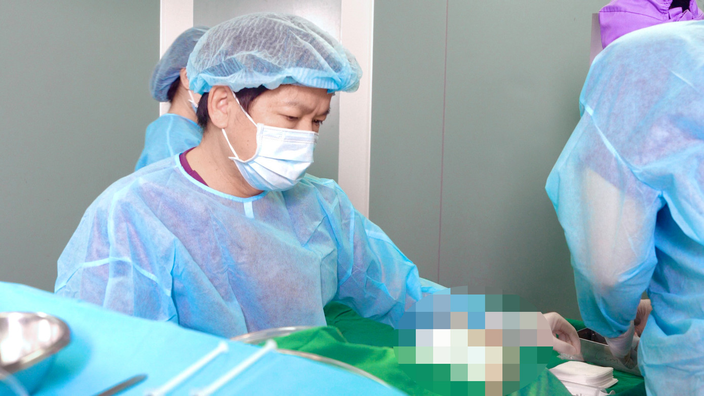 Các bác sĩ đã thực hiện cuộc phẫu thuật khẩn để nạo ổ nhiễm trùng cho bệnh nhân