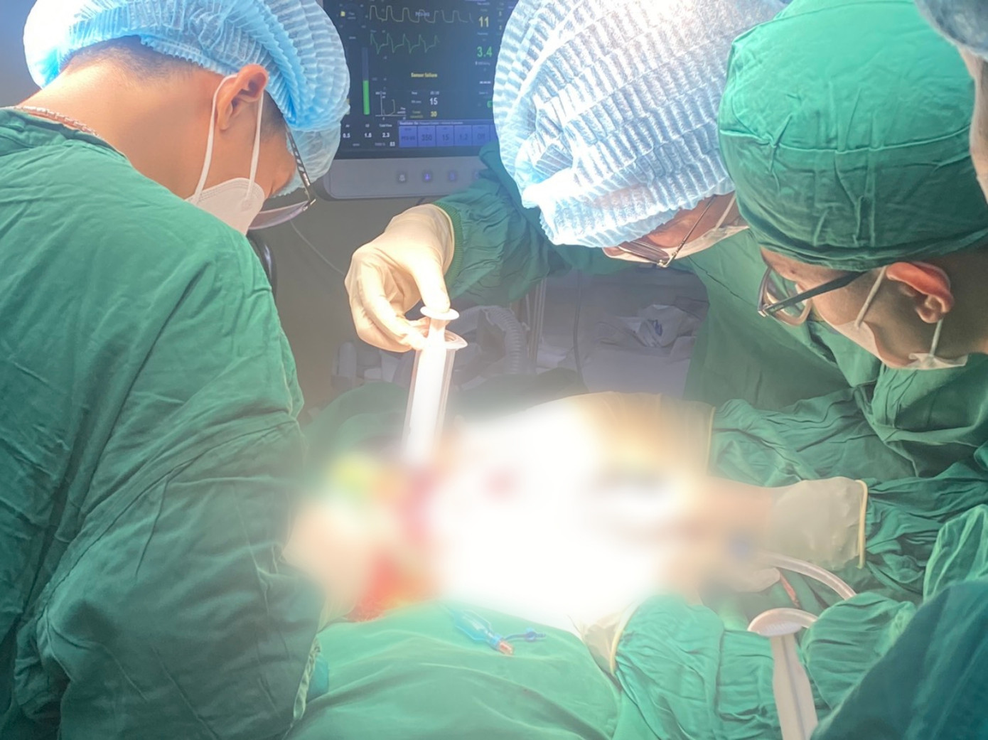 Các bác sĩ tiến hành phẫu thuật cho nạn nhân bị máy xay thịt cuốn gây thương tích nghiêm trọng