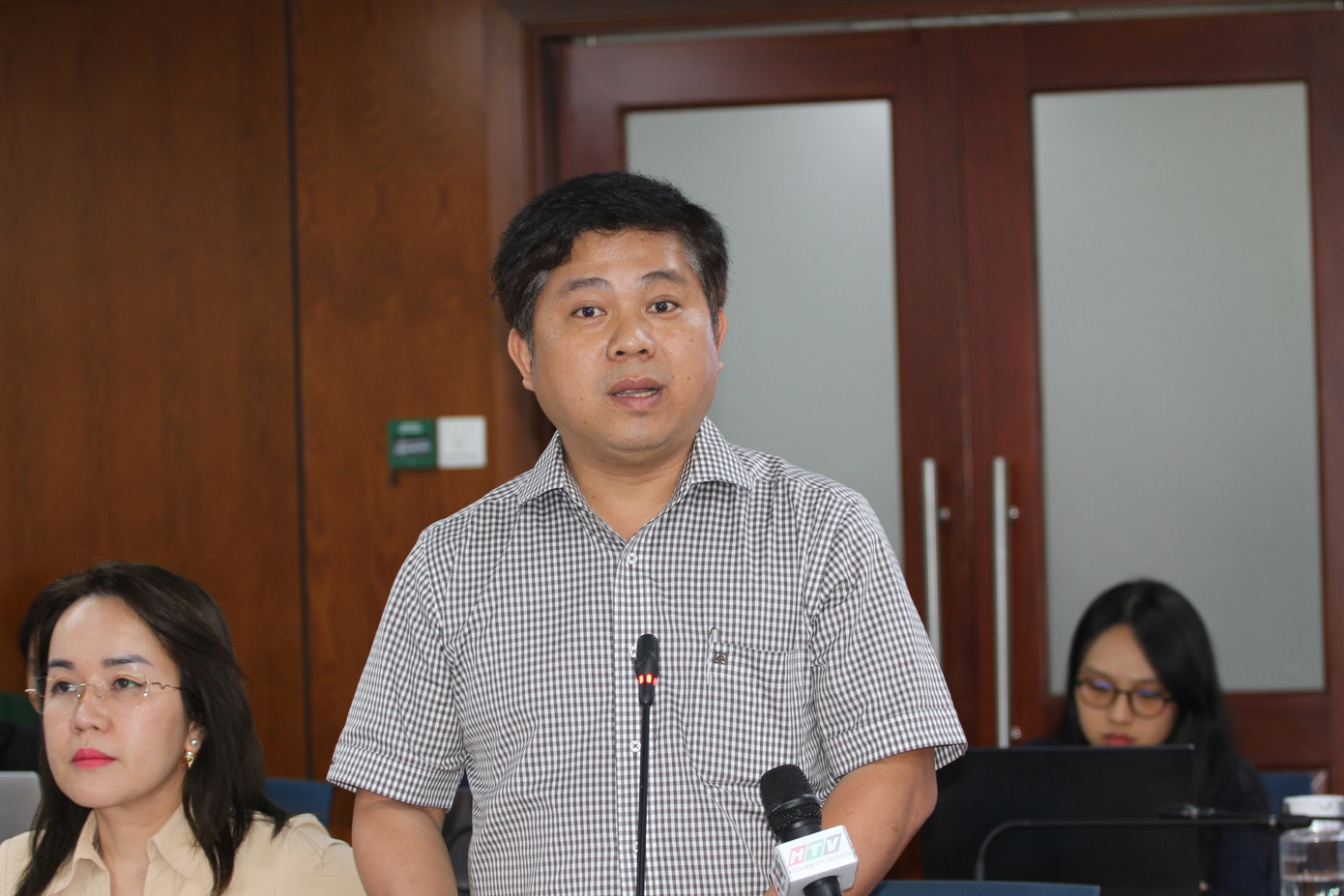 Ông Hồ Tấn Minh, Chánh văn phòng Sở GD&ĐT thông tin tại buổi họp báo Ông Hồ Tấn Minh, Chánh văn phòng Sở GD&ĐT thông tin tại buổi họp báo