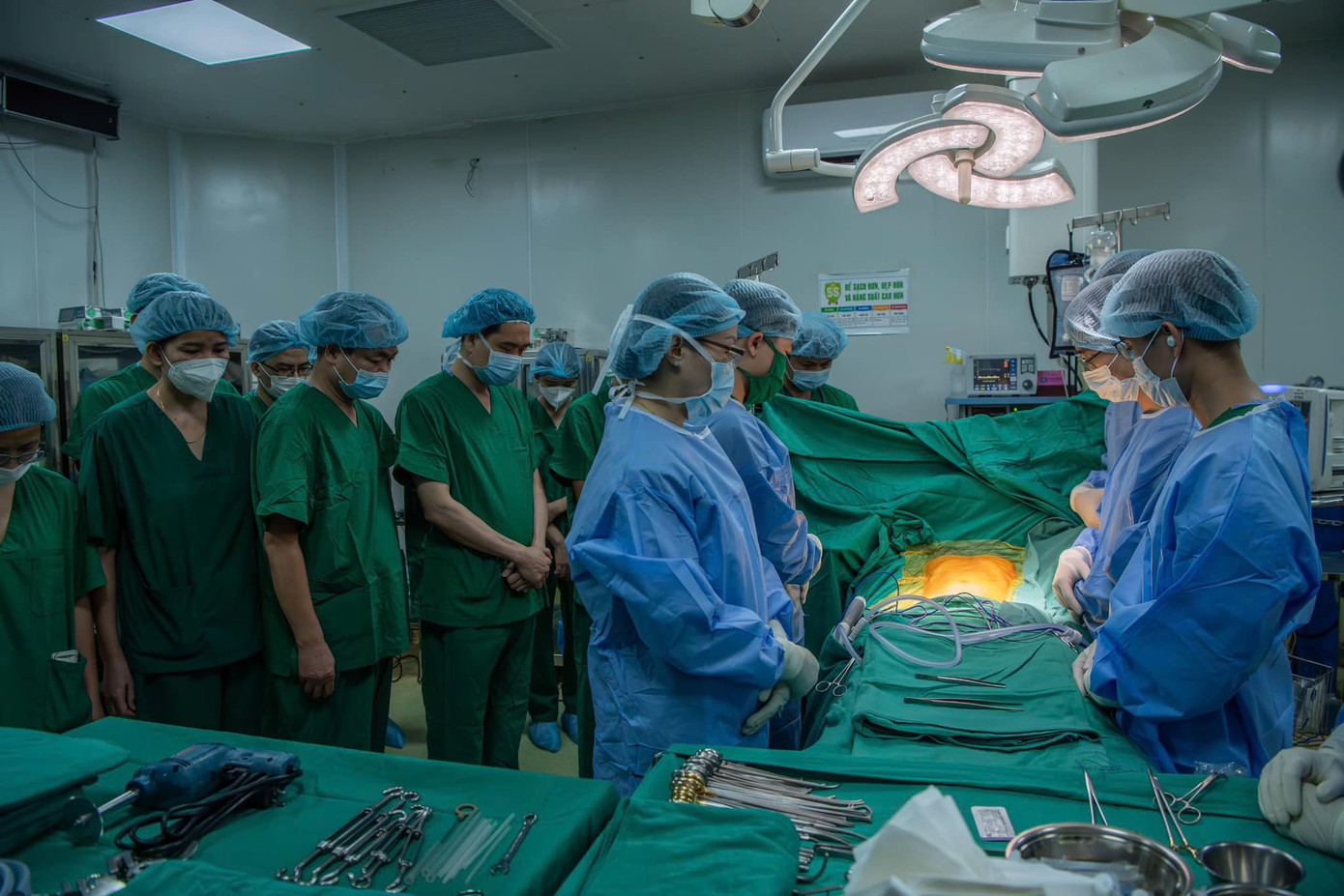 Các bác sĩ tri ân người quá cố đã hiến tạng vì sự sống của đồng loại. Ảnh: BVCC Các bác sĩ tri ân người quá cố đã hiến tạng vì sự sống của đồng loại. Ảnh: BVCC