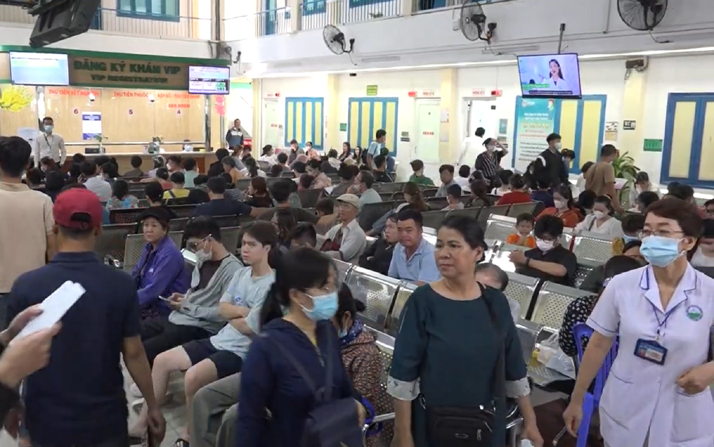 Mỗi ngày Bệnh viện Da Liễu tiếp nhận từ 50 đến 70 trường hợp bị kiến ba khoang tấn công Mỗi ngày Bệnh viện Da Liễu tiếp nhận từ 50 đến 70 trường hợp bị kiến ba khoang tấn công