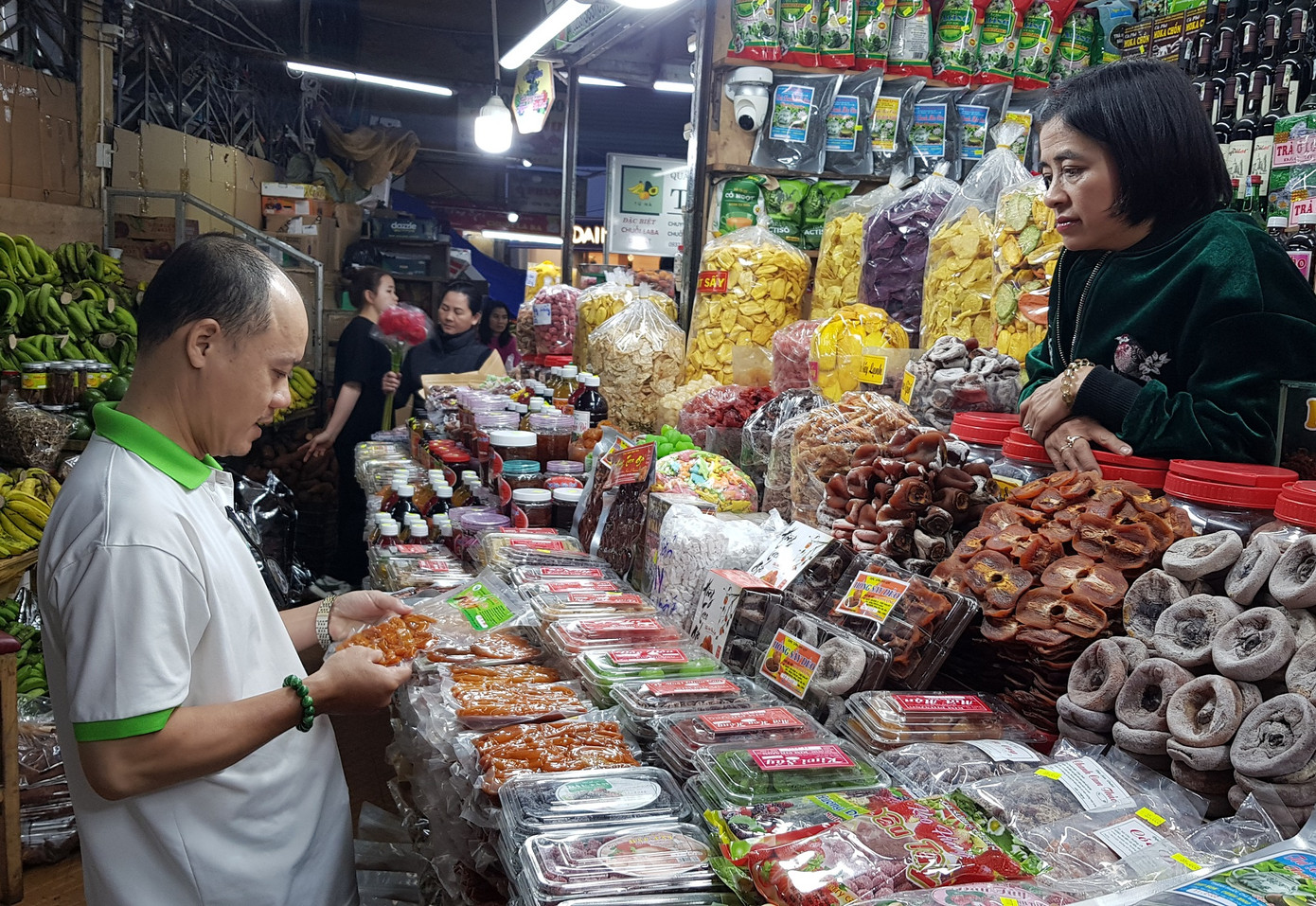 Hoạt động giao thương tăng mạnh vào cuối năm sẽ gia tăng tuyển dụng trên thị trường lao động.