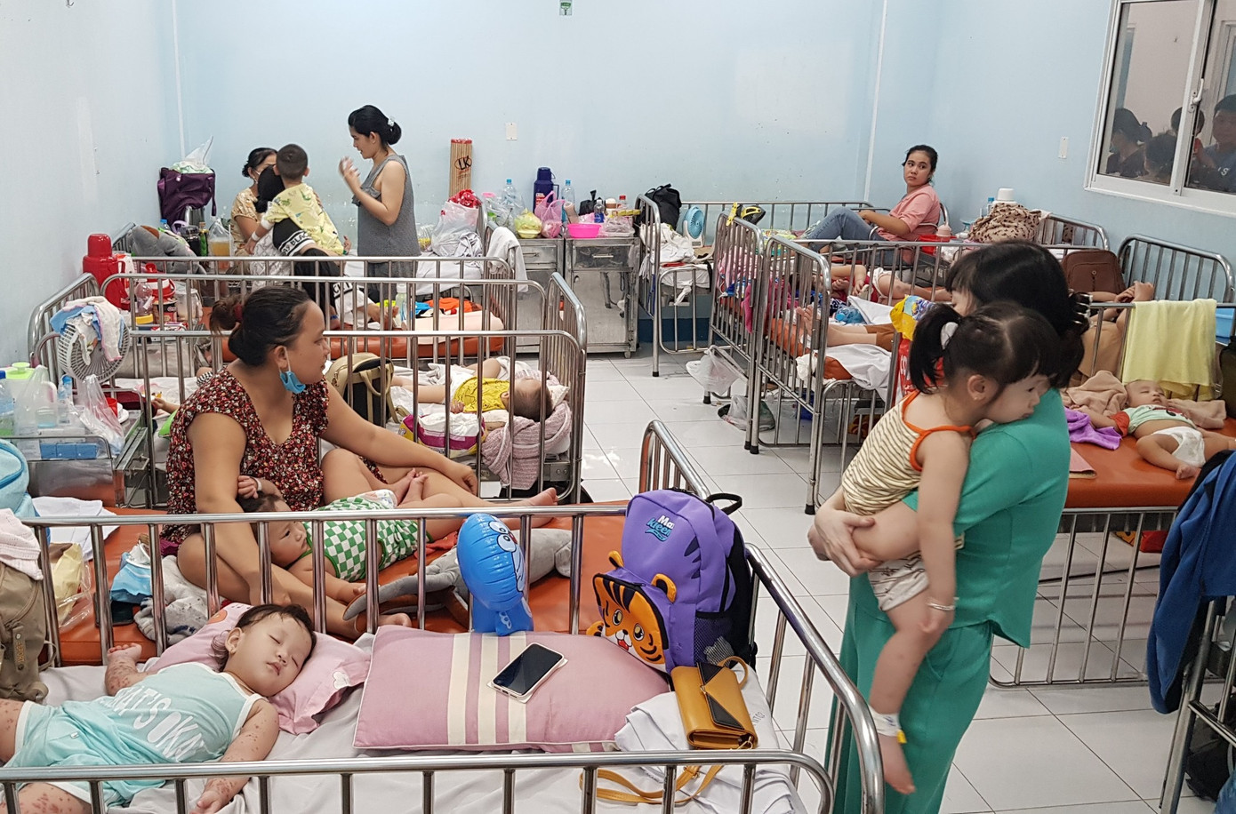 Bệnh nhi điều trị tại khoa Nhiễm - Thần kinh, Bệnh viện Nhi Đồng 1