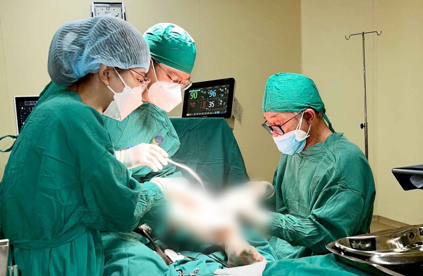 Các bác sĩ đã thực hiện cuộc phẫu thuật xử lý triệt để ổ nhiễm trùng, hoại tử lan rộng ra nhiều vùng trên cơ thể bệnh nhân