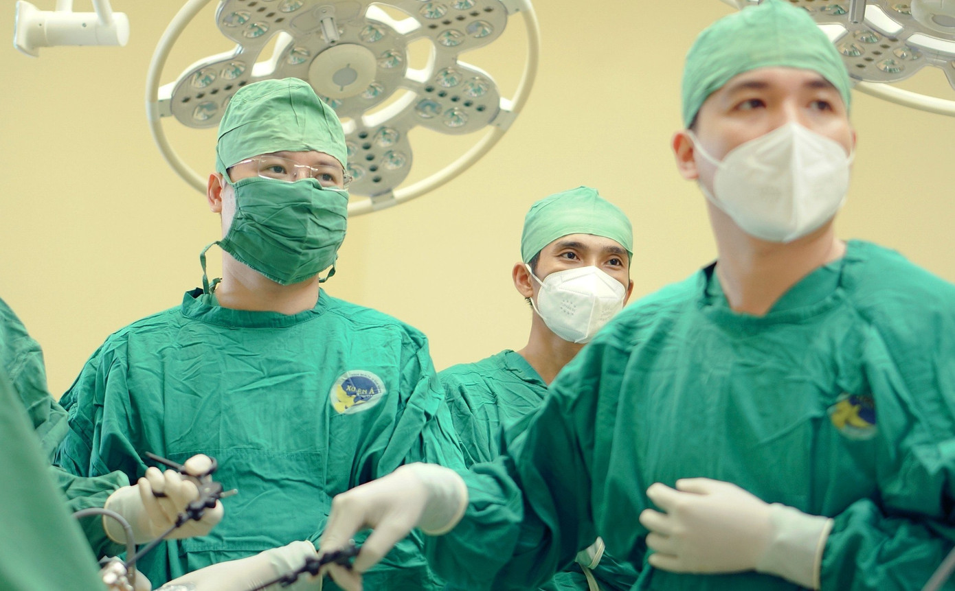Các bác sĩ thực hiện cuộc phẫu thuật nội soi cắt lá gan trái cho người bệnh