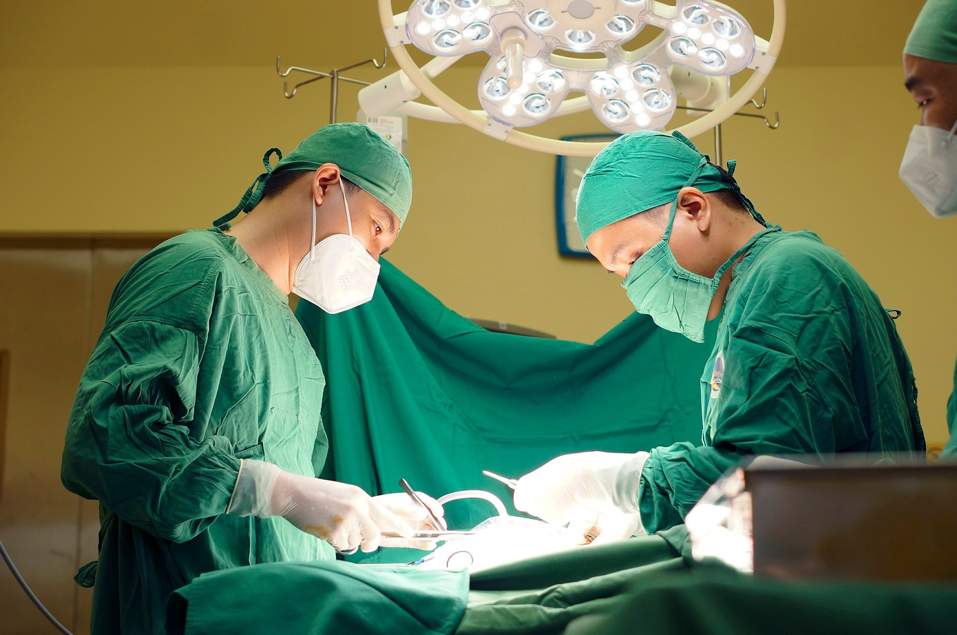 Các bác sĩ Bệnh viện Đa khoa Xuyên Á phẫu thuật cho bệnh nhân