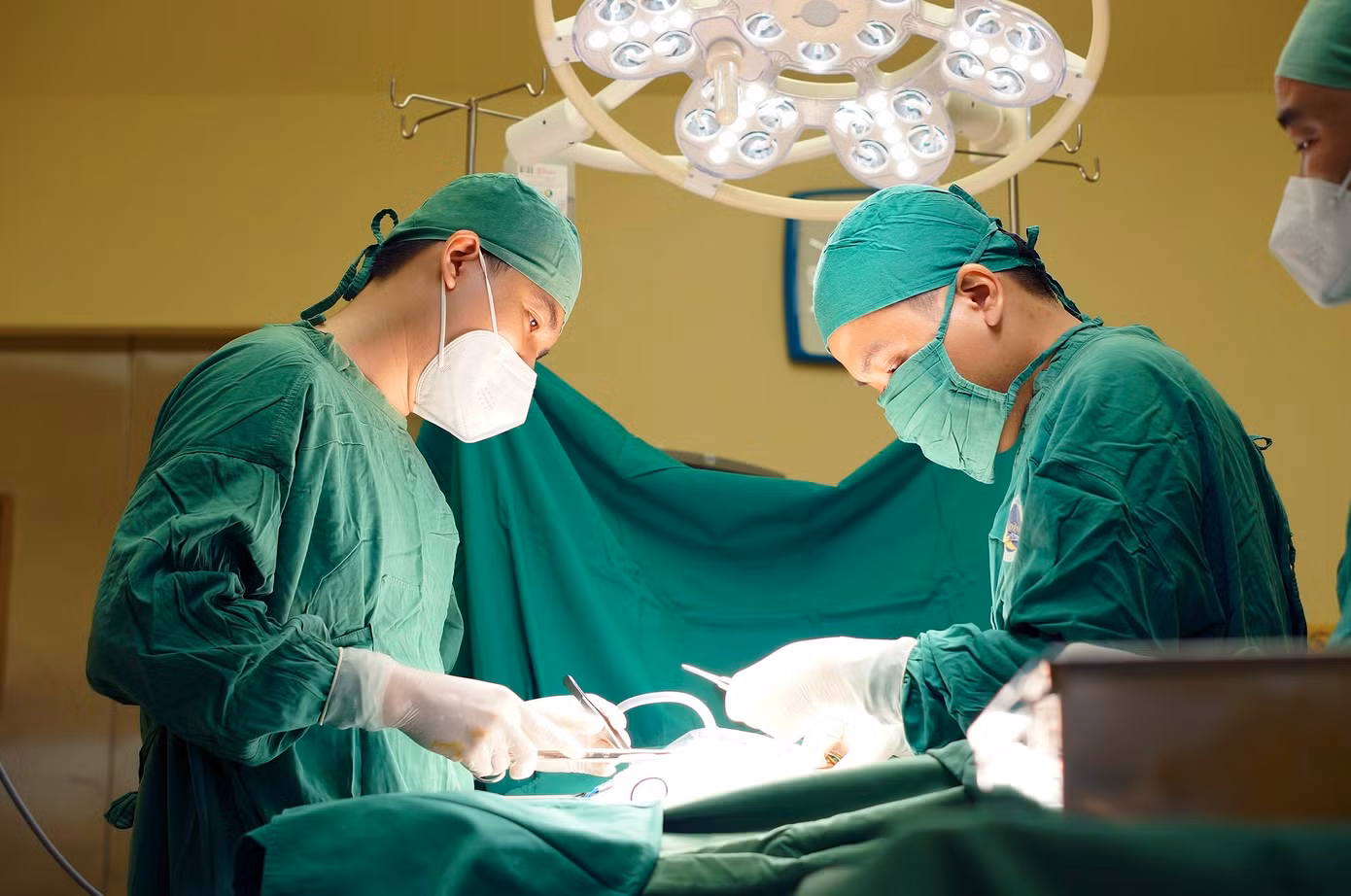 Các bác sĩ Bệnh viện Đa khoa Xuyên Á phẫu thuật cho bệnh nhân