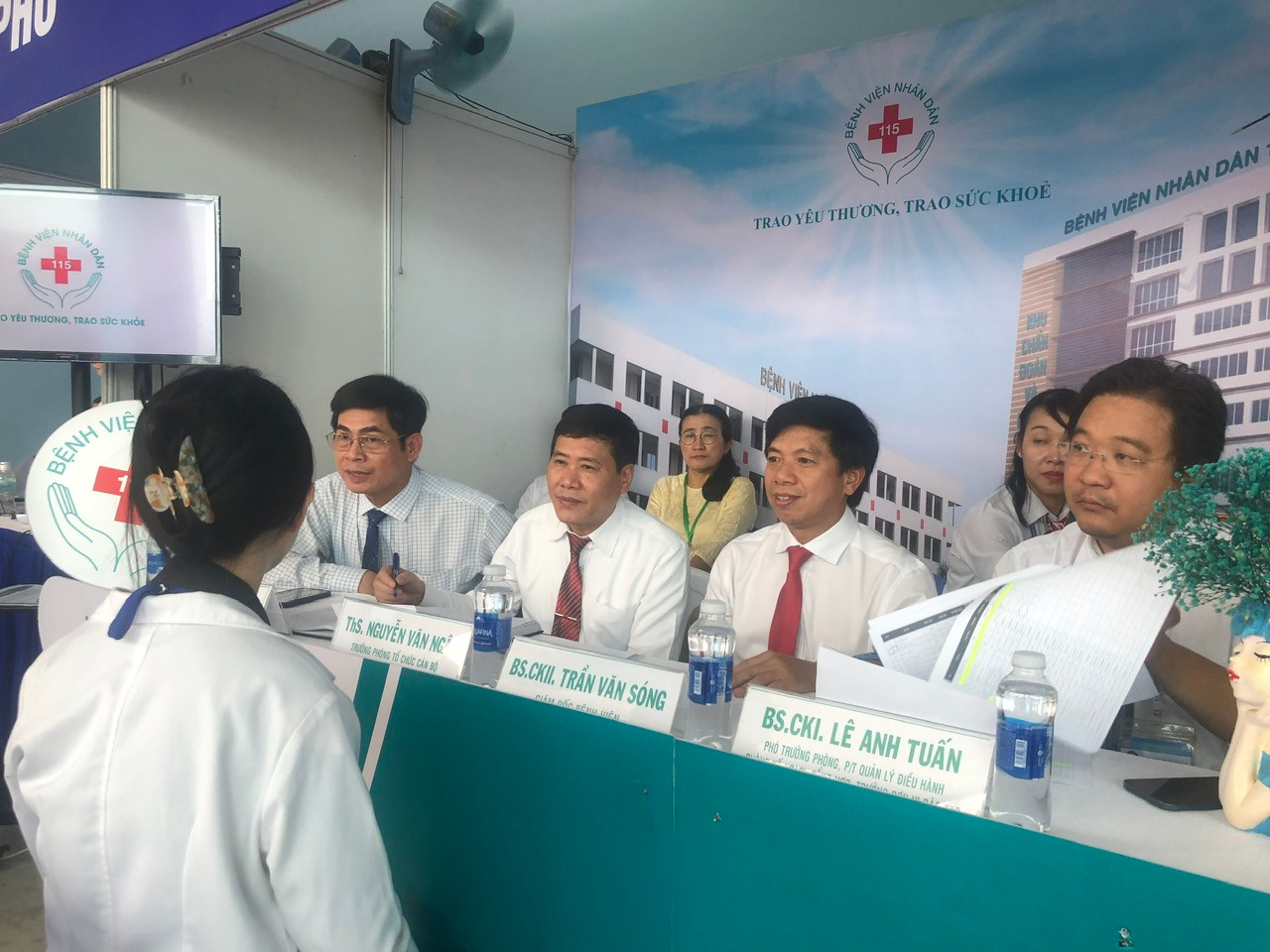 Ban giám đốc Bệnh viện Nhân Dân 115 phỏng vấn bác sĩ trẻ đăng ký ứng tuyển vào bệnh viện Ban giám đốc Bệnh viện Nhân Dân 115 phỏng vấn bác sĩ trẻ đăng ký ứng tuyển vào bệnh viện