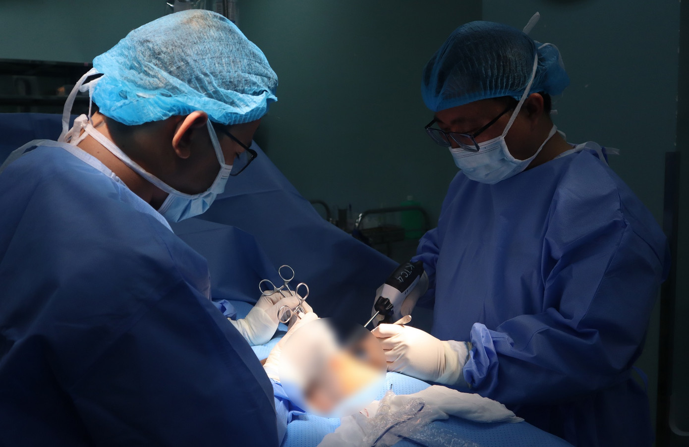 Trong đêm, các bác sĩ đã thực hiện cuộc phẫu thuật cứu bộ phận sinh dục cho người bệnh Trong đêm, các bác sĩ đã thực hiện cuộc phẫu thuật cứu bộ phận sinh dục cho người bệnh