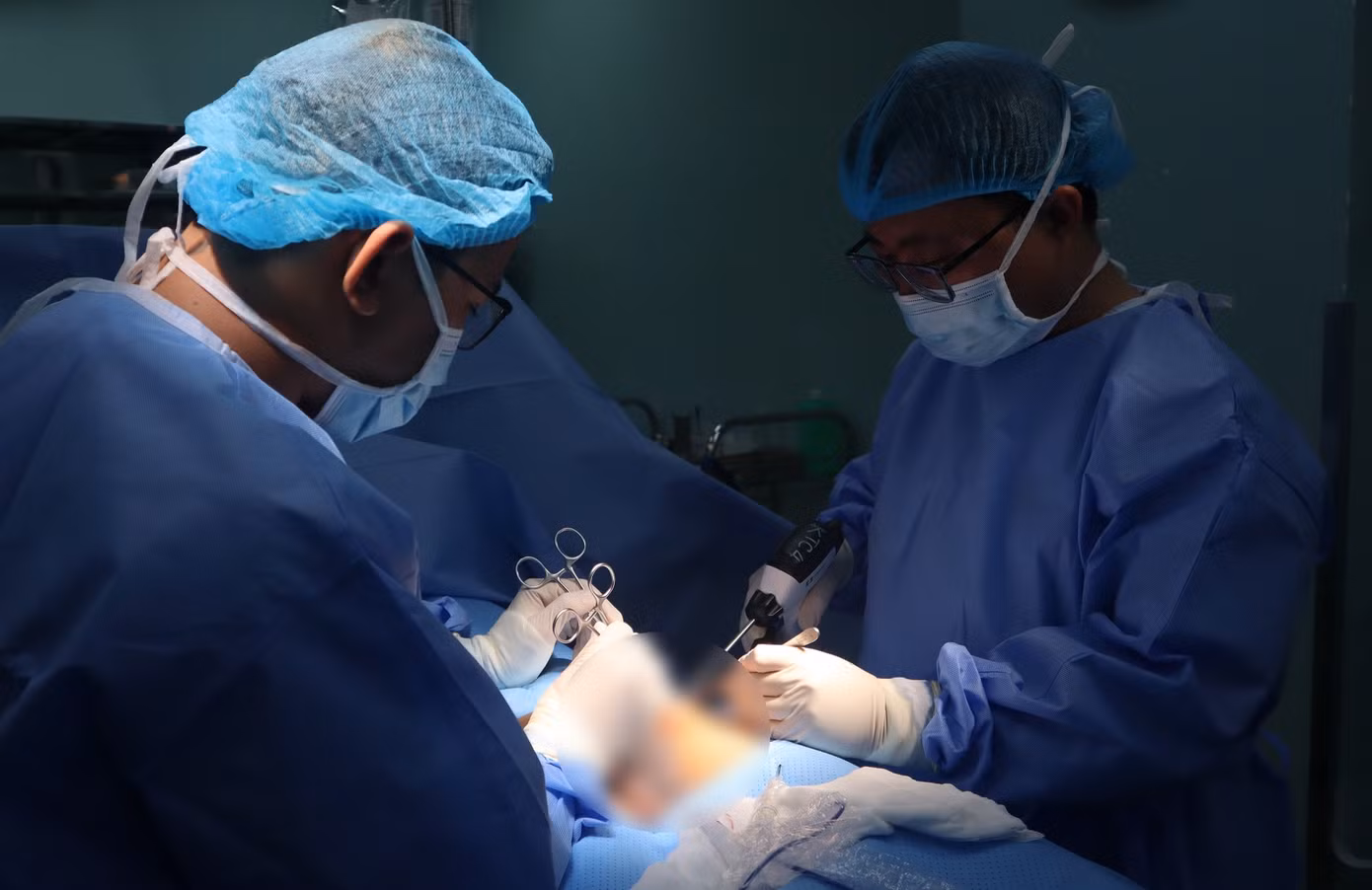Trong đêm, các bác sĩ đã thực hiện cuộc phẫu thuật cứu bộ phận sinh dục cho người bệnh