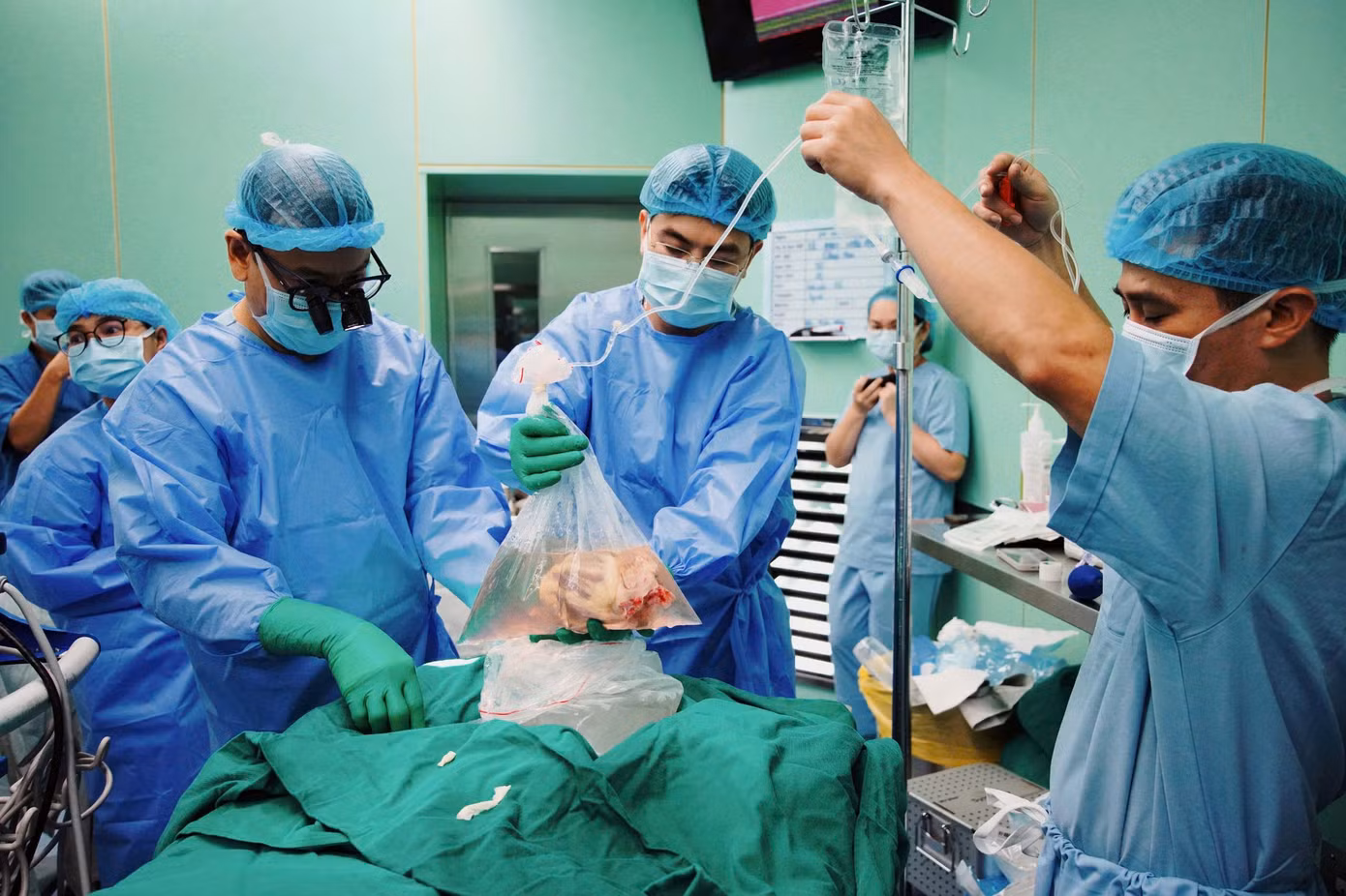 Trái tim hiến tặng được vận chuyển hỏa tốc từ Hà Nội vào TPHCM Trái tim hiến tặng được vận chuyển hỏa tốc từ Hà Nội vào TPHCM