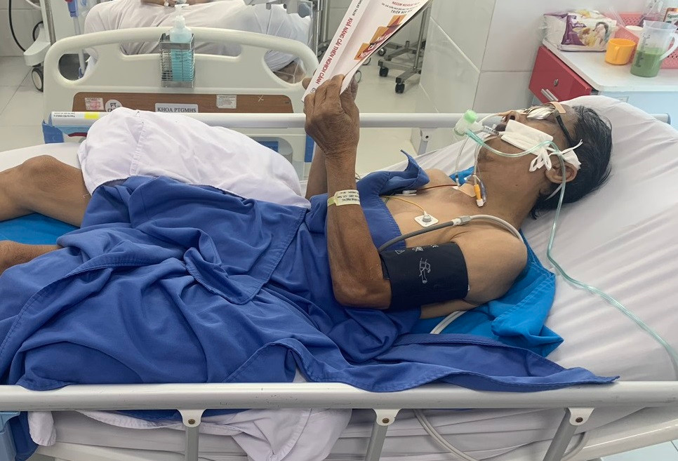 Ông P sau khi qua cửa tử, nằm đọc sách với tinh thần lạc quan Ông P sau khi qua cửa tử, nằm đọc sách với tinh thần lạc quan