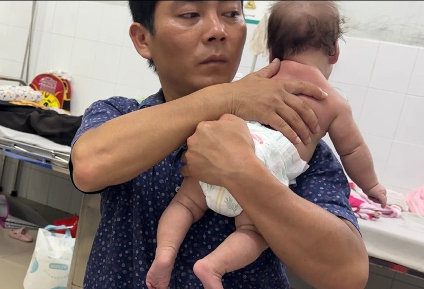 Ông Thắng tập vật lý trị liệu cho bé Trân thời điểm trước khi bé rơi vào nguy kịch, tử vong (ảnh: gia đình bệnh nhi cung cấp)