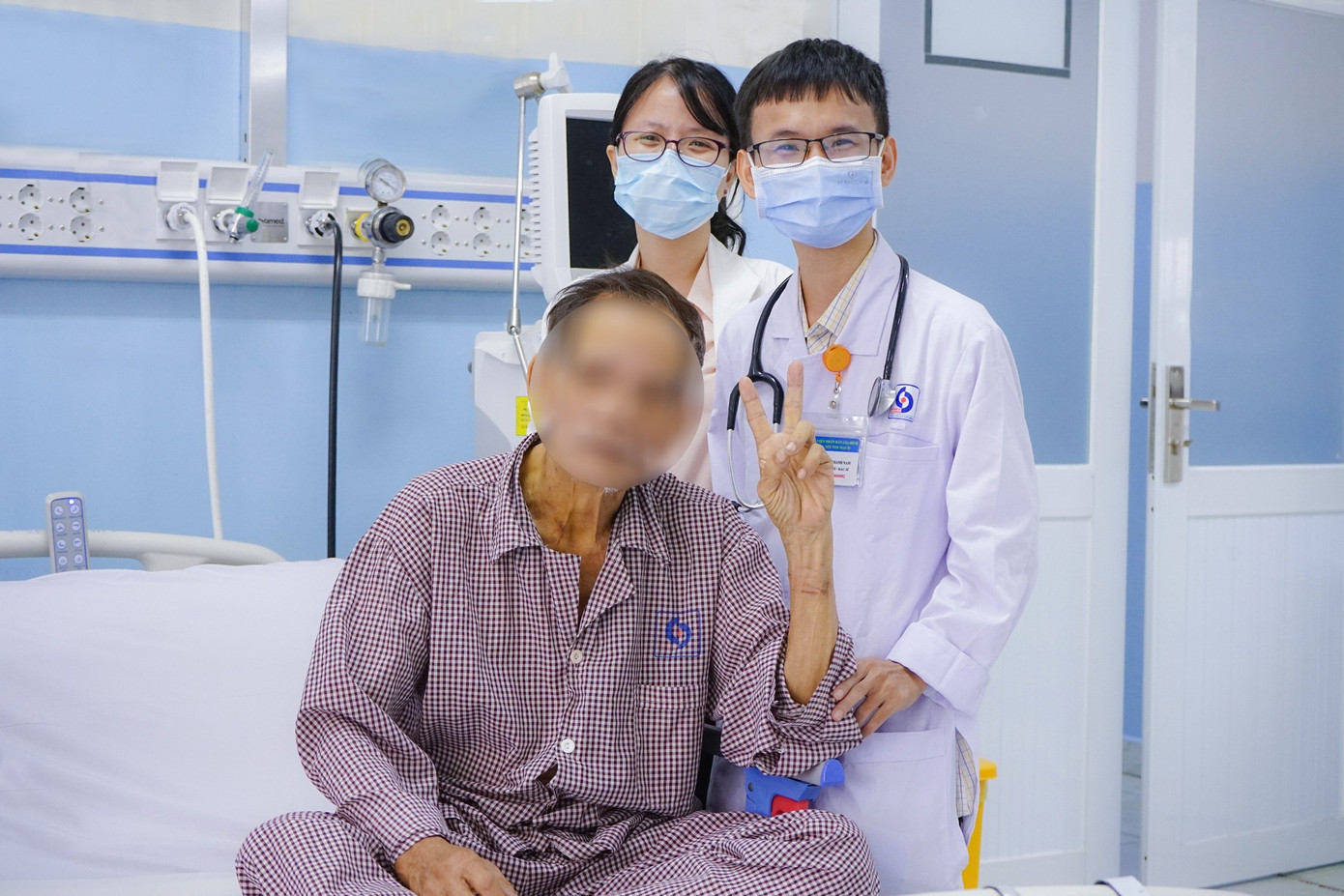 Được bác sĩ cứu sống, cụ ông vui mừng khi thoát chết sau thời gian dài ngưng tim