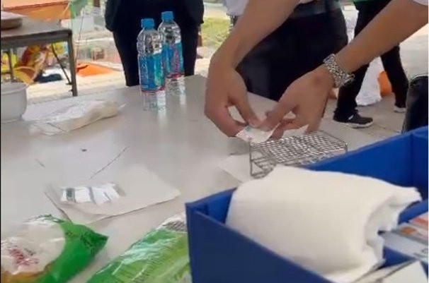 Quy trình lấy mẫu test nhanh của những người “phục vụ bữa tiệc” được cho là chưa đạt chuẩn