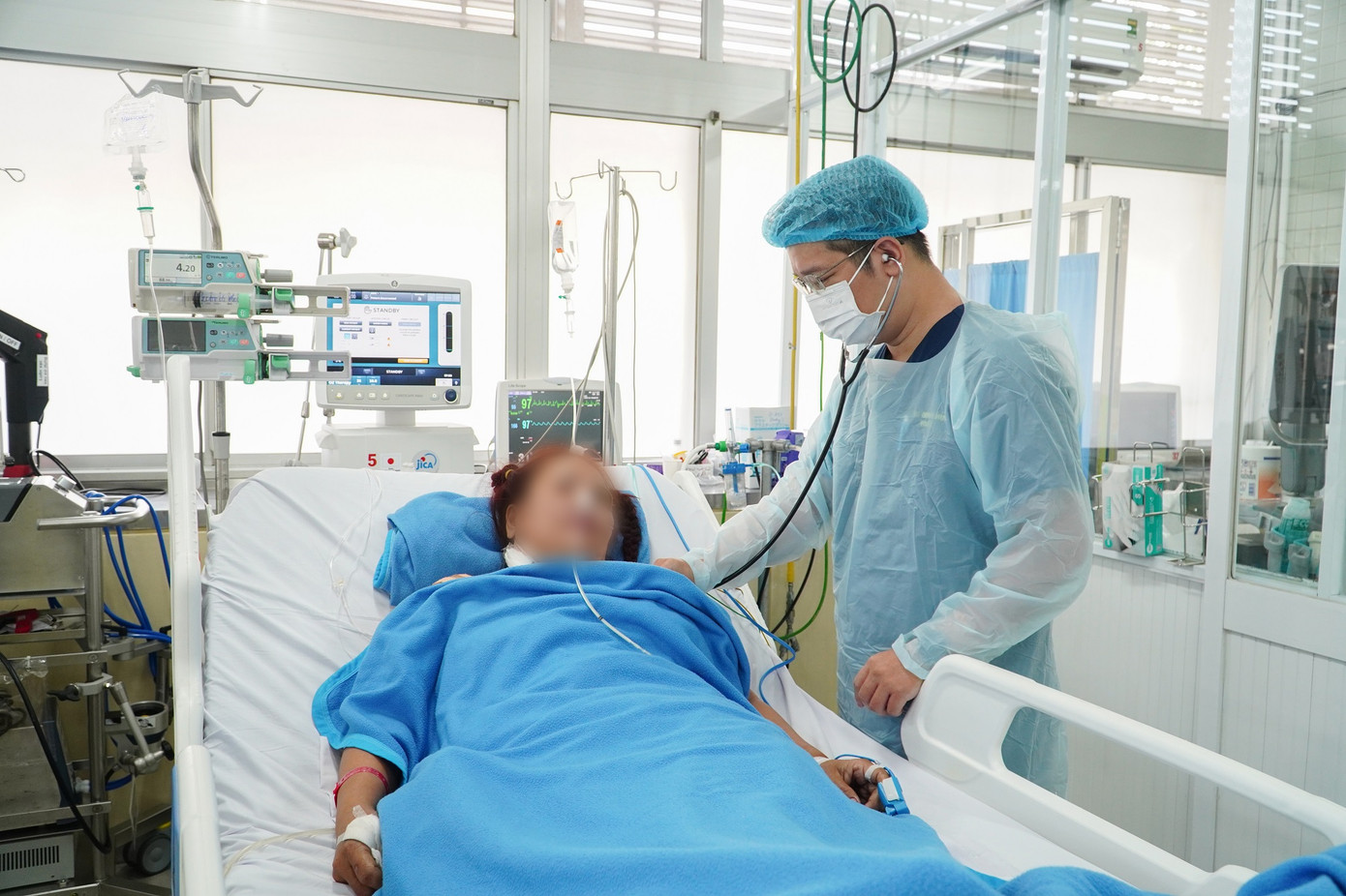 Sau 1 tuần được phẫu thuật, điều trị liên tục sức khỏe của bệnh nhân đã bình phục tốt Sau 1 tuần được phẫu thuật, điều trị liên tục sức khỏe của bệnh nhân đã bình phục tốt