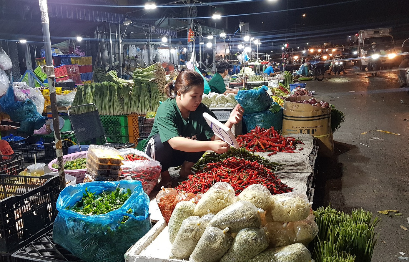 Một điểm bán hàng lấn chiếm lòng đường trên đường Quản Trọng Linh - khu vực đi vào chợ. Một điểm bán hàng lấn chiếm lòng đường trên đường Quản Trọng Linh - khu vực đi vào chợ.