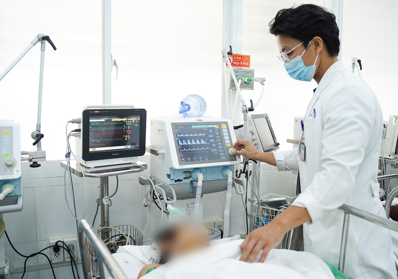 Cả hai nạn nhận nhập viện trong tình trạng nguy kịch hỏa khí gây ra. Ảnh: Vân Sơn