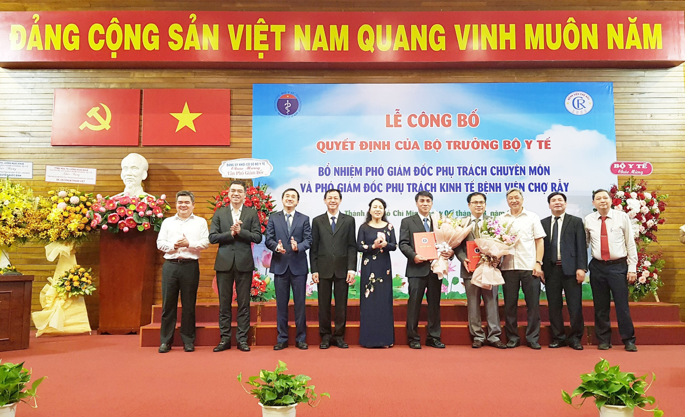 Lãnh đạo Bộ Y tế qua các thời kỳ tặng hoa chúc mừng và chụp hình lưu niệm cùng 2 tân Phó giám đốc của Bệnh viện Chợ Rẫy