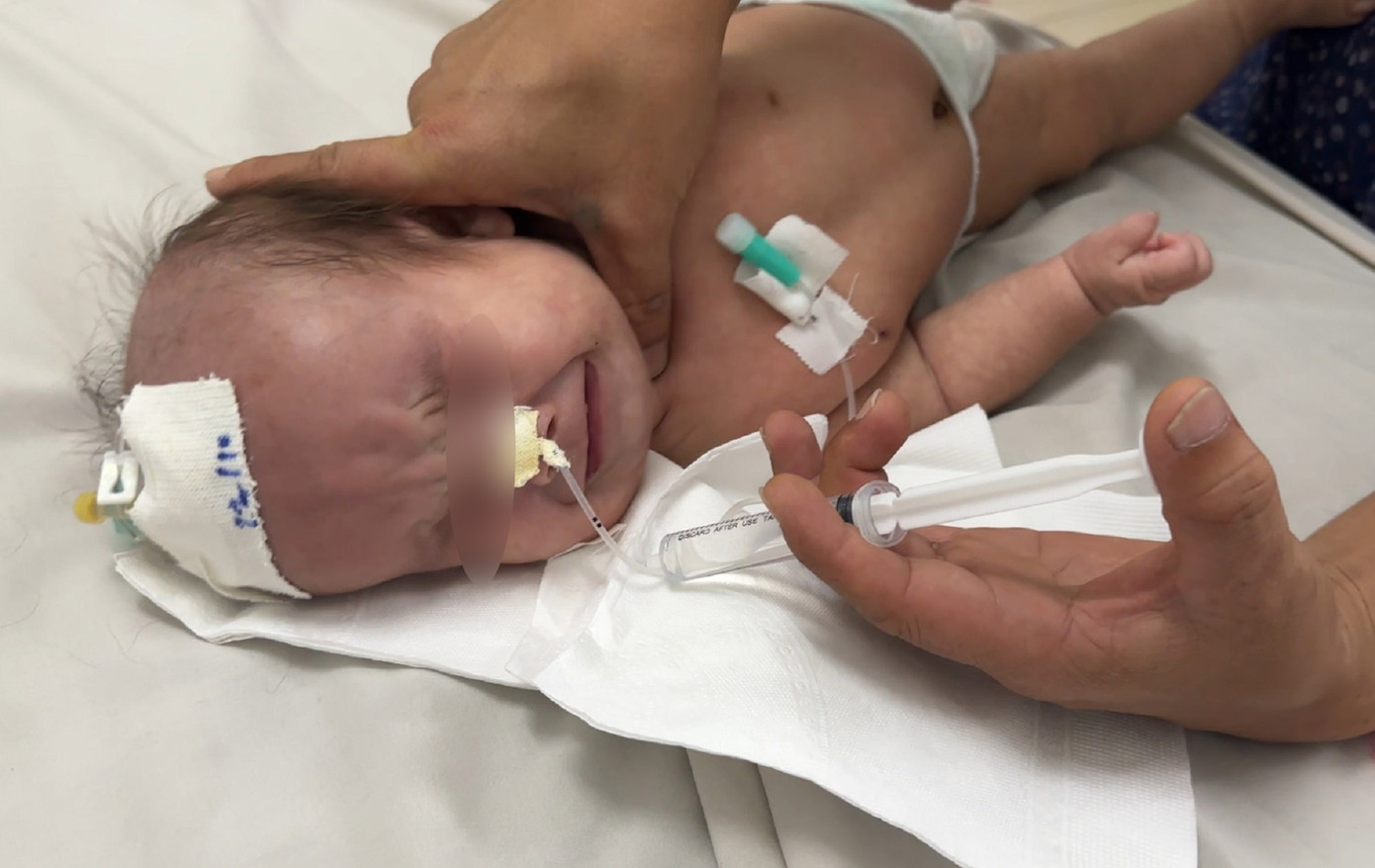 Hình ảnh BS Thắng tập vật lý trị liệu cho bé Trân được người mẹ ghi lại (ảnh: gia đình cung cấp)