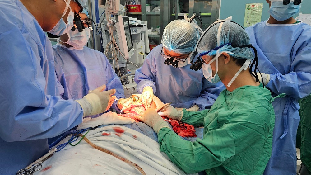 Các bác sĩ của 2 bệnh viện thực hiện cuộc phẫu thuật xử lý sẹo co rút cho bệnh nhân Các bác sĩ của 2 bệnh viện thực hiện cuộc phẫu thuật xử lý sẹo co rút cho bệnh nhân