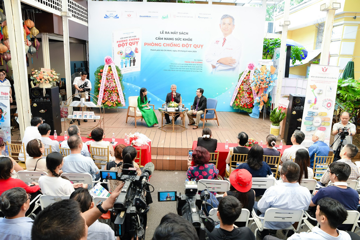 TS.BS Trần Chí Cường đã tặng 500 cuốn sách cho cộng đồng trong buổi lễ ra mắt "Cẩm nang Sức khỏe phòng chống đột quỵ" TS.BS Trần Chí Cường đã tặng 500 cuốn sách cho cộng đồng trong buổi lễ ra mắt "Cẩm nang Sức khỏe phòng chống đột quỵ"