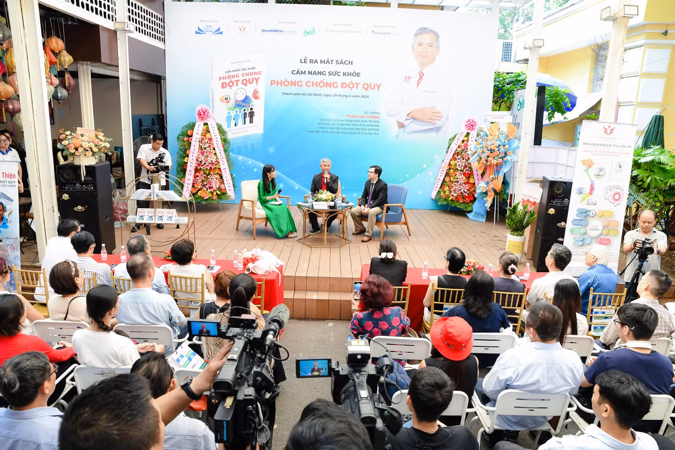 TS.BS Trần Chí Cường đã tặng 500 cuốn sách cho cộng đồng trong buổi lễ ra mắt "Cẩm nang Sức khỏe phòng chống đột quỵ"