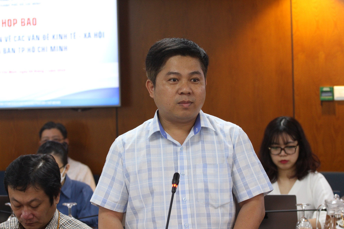 Ông Hồ Tấn Minh, Chánh văn phòng Sở Giáo dục và Đào tạo TPHCM thông tin tại buổi họp báo Ông Hồ Tấn Minh, Chánh văn phòng Sở Giáo dục và Đào tạo TPHCM thông tin tại buổi họp báo