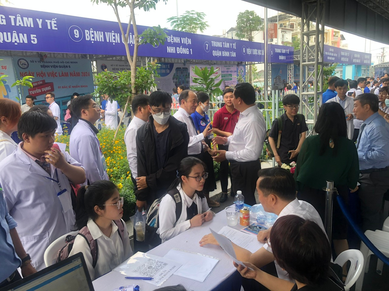 Đây là lần thứ 2, Sở Y tế TPHCM tổ chức ngày hội việc làm để kết nối bác sĩ trẻ mới được cấp chứng chỉ hành nghề với các cơ sở y tế Đây là lần thứ 2, Sở Y tế TPHCM tổ chức ngày hội việc làm để kết nối bác sĩ trẻ mới được cấp chứng chỉ hành nghề với các cơ sở y tế