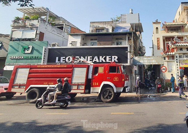 Lực lượng chức năng triển khai phương án cứu hộ cứu nạn trong vụ cháy xảy ra trên địa bàn quận 10 (ảnh: Hoàng Thuận).