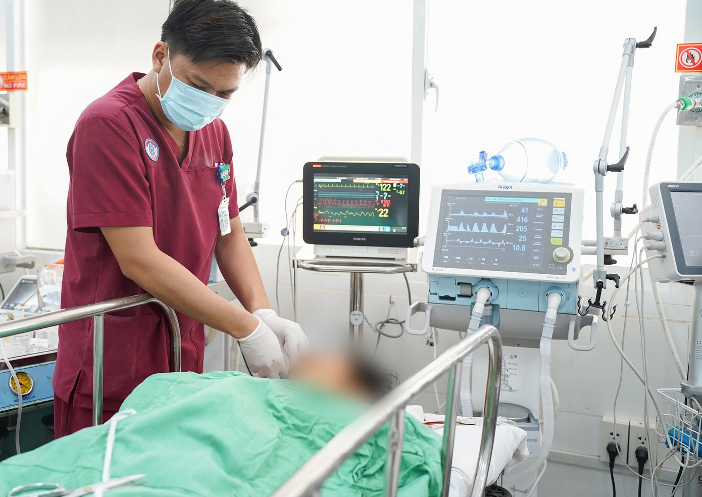 Sau phẫu thuật, các bác sĩ đang theo dõi sát diễn tiến của bệnh nhân, tuy nhiên tiên lượng của người chồng rất nặng