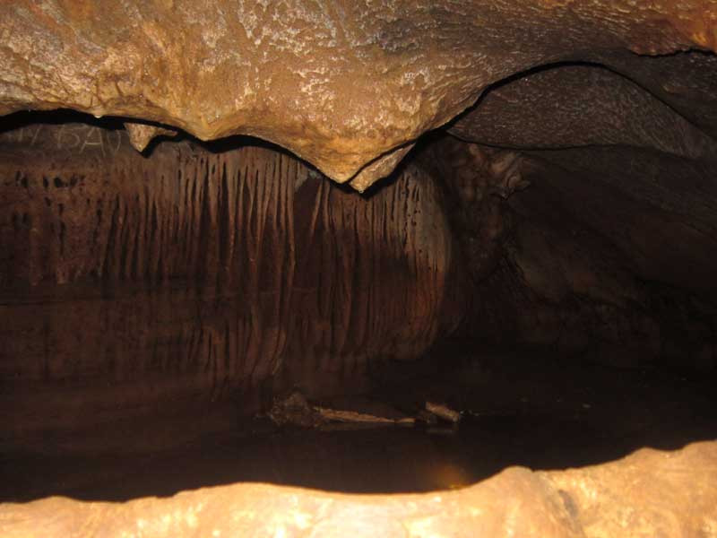 Bể nước gần cuối hang. Bể nước gần cuối hang