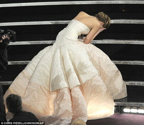 Người đẹp luôn gặp các sự cố trong các buổi lễ trao giải