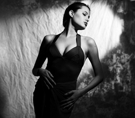 Ngày là học sinh, Angelina Jolie đã sớm "nổi loạn", cô cảm thấy khó trò chuyện với bất cứ người bạn đồng lứa nào. Ngày là học sinh, Angelina Jolie đã sớm