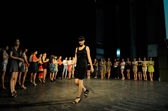 Người mẫu Hạ Vy làm mẫu trước các thí sinh. Người mẫu Hạ Vy làm mẫu trước các thí sinh.