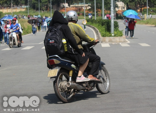 Khoảng thời gian sinh viên chuẩn bị vào lớp và ra về là lúc những chuyến xe ôm giá rẻ hoạt động hết công suất. Đa phần các tuyến đường trong khu vực làng Đại học là đường nội bộ, vắng bóng cảnh sát giao thông, là dịp tốt để những tài xế xe ôm “tung hoành ngang dọc”