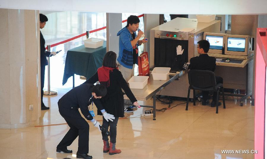 Bất cứ phóng viên, nhà báo nào đi vào trung tâm báo chí đều phải được sự kiểm tra an ninh