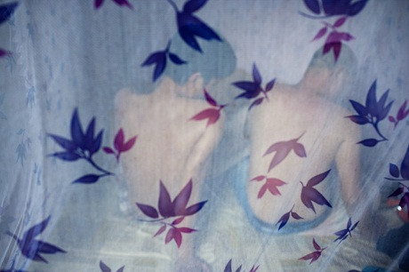 Bức ảnh này được chụp vào sáng sớm. Trước ngày chụp ảnh, Đoàn Hữu Diệu và Nguyễn Trọng Hiếu (trong ảnh) đã cùng Maika và những người bạn của họ đi dã ngoại. Sau khi trở về, họ cùng nghỉ ngơi tại đây