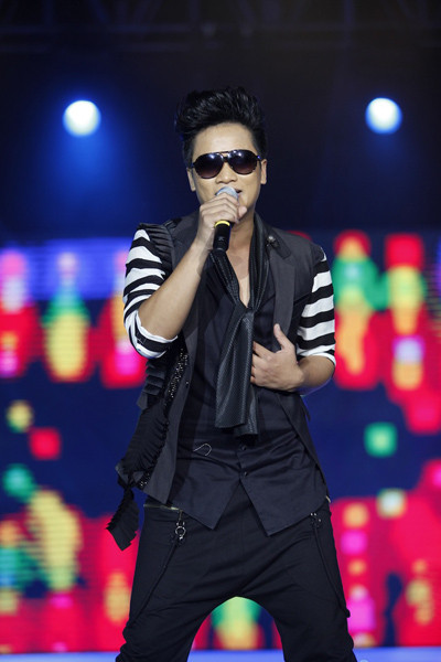 Anh Quân được đánh giá cao khi trình diễn ca khúc 'Nam nhi'. Ở anh toát ra sự mạnh mẽ, nam tính một cách tự nhiên khi trình diễn. Anh cũng truyền được 'lửa' đến khán giả trong suốt phần biểu diễn của mình. Ca sĩ Mỹ Tâm rất thích hình ảnh của Anh Quân trong đêm thi tối qua. Cô gọi tên anh không ngớt khi thí sinh này vừa hát xong