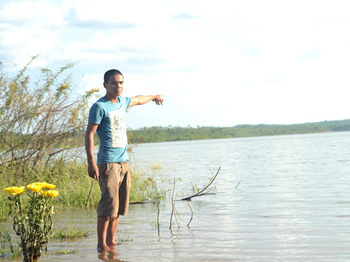 Vị trí các cháu bị nạn cách bờ 10 m. Vị trí các cháu bị nạn cách bờ 10 m