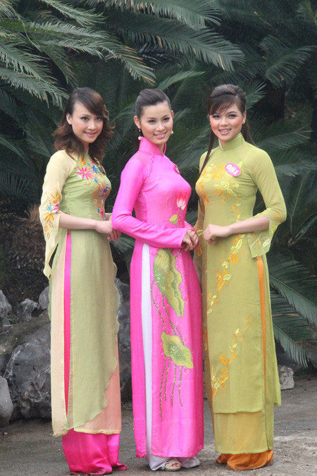Các thí sinh trong trang phục áo dài của NTK Ngân An