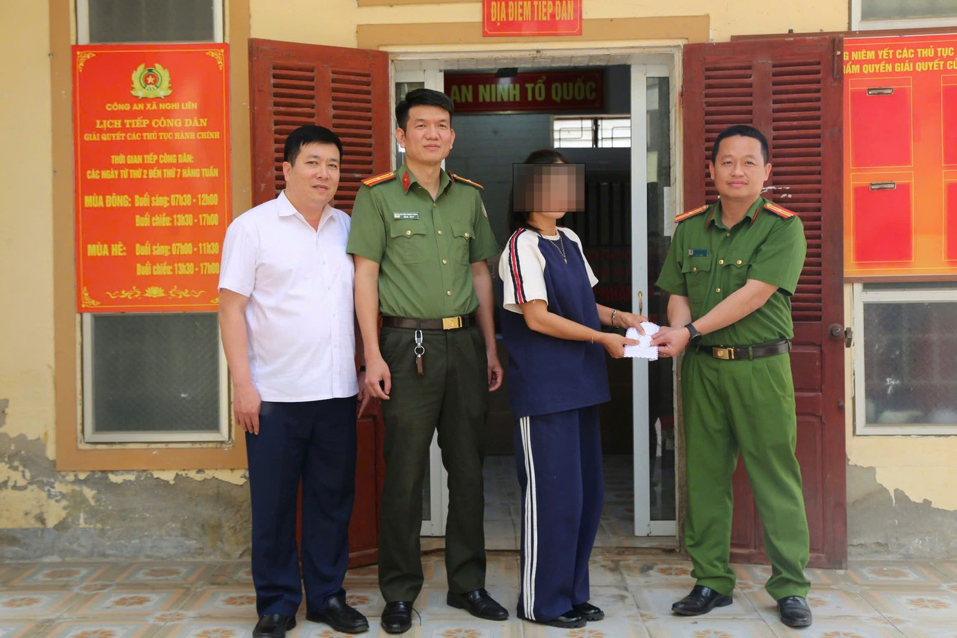 Đại diện gia đình chị U. vui mừng khi nhận lại tài sản bị đánh rơi.