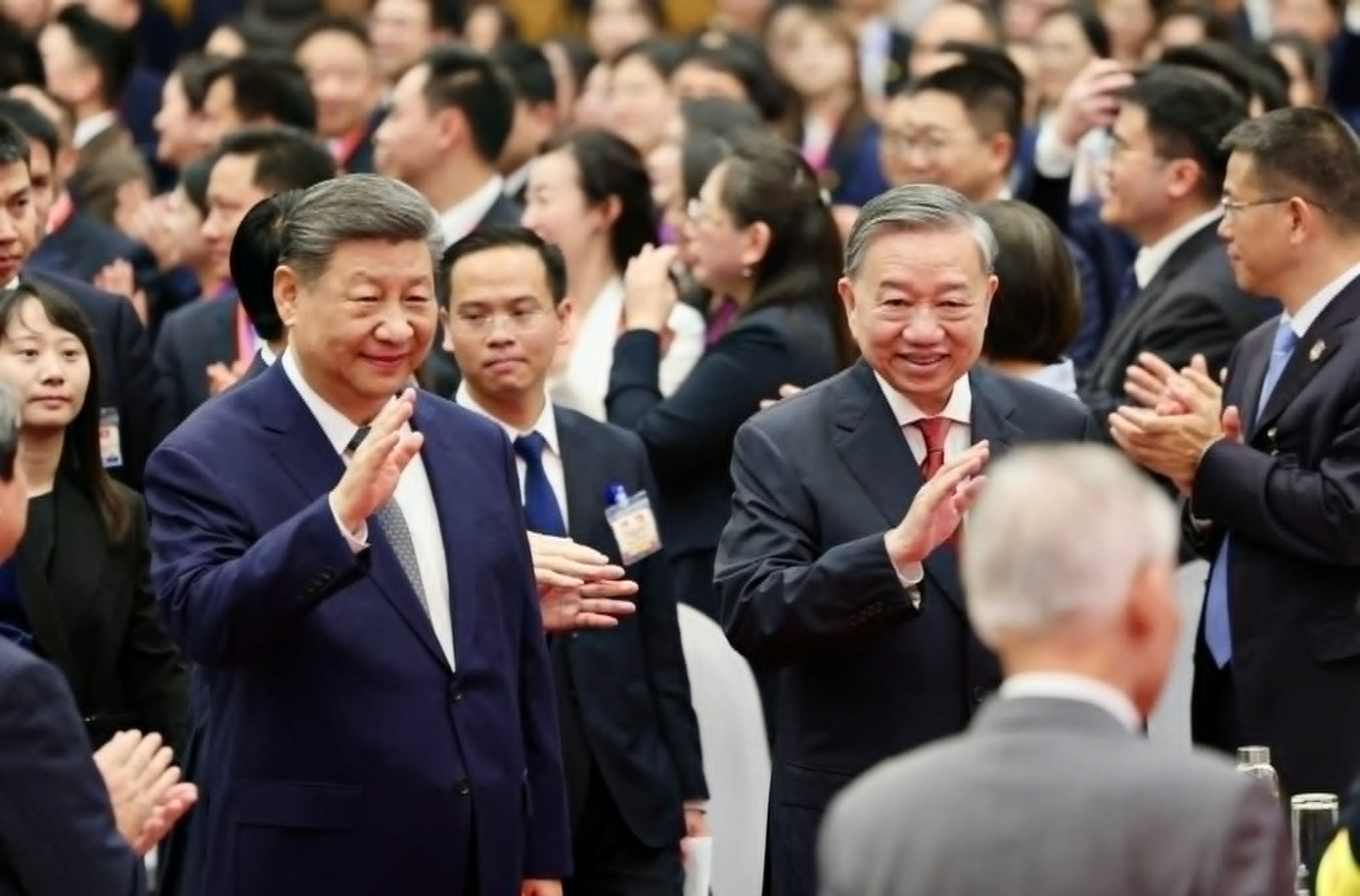 Tổng Bí thư Tô Lâm, Chủ tịch nước Lương Cường cùng Tổng Bí thư, Chủ tịch nước Trung Quốc Tập Cận Bình dự Liên hoan giao lưu hữu nghị nhân dân Việt Nam - Trung Quốc. Tổng Bí thư Tô Lâm, Chủ tịch nước Lương Cường cùng Tổng Bí thư, Chủ tịch nước Trung Quốc Tập Cận Bình dự Liên hoan giao lưu hữu nghị nhân dân Việt Nam - Trung Quốc.