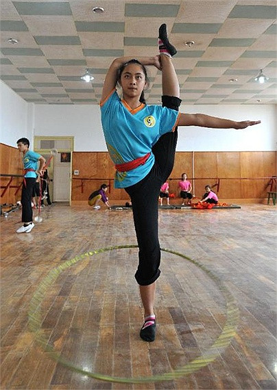 Cô bé này có khả năng vừa đứng trên một chân, vừa lắc vòng