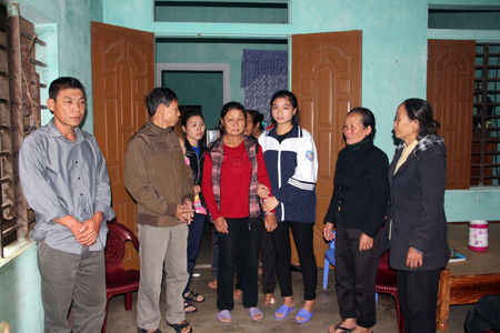 Bà Hồng Nhân (áo đỏ) trong vòng vây của con cháu, người thân