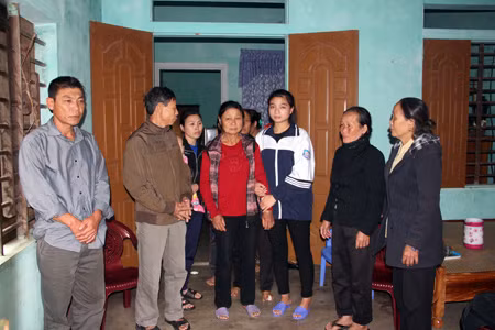 Bà Hồng Nhân (áo đỏ) trong vòng vây của con cháu, người thân. Bà Hồng Nhân (áo đỏ) trong vòng vây của con cháu, người thân