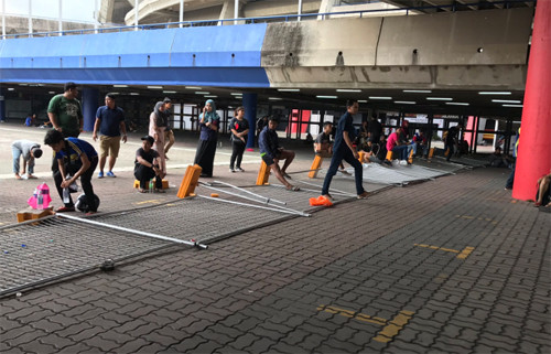 Đạp đổ hàng rào vì vé chung kết Thái Lan - Malaysia ảnh 1