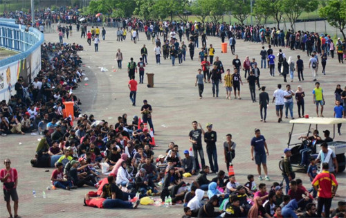 Đạp đổ hàng rào vì vé chung kết Thái Lan - Malaysia ảnh 2